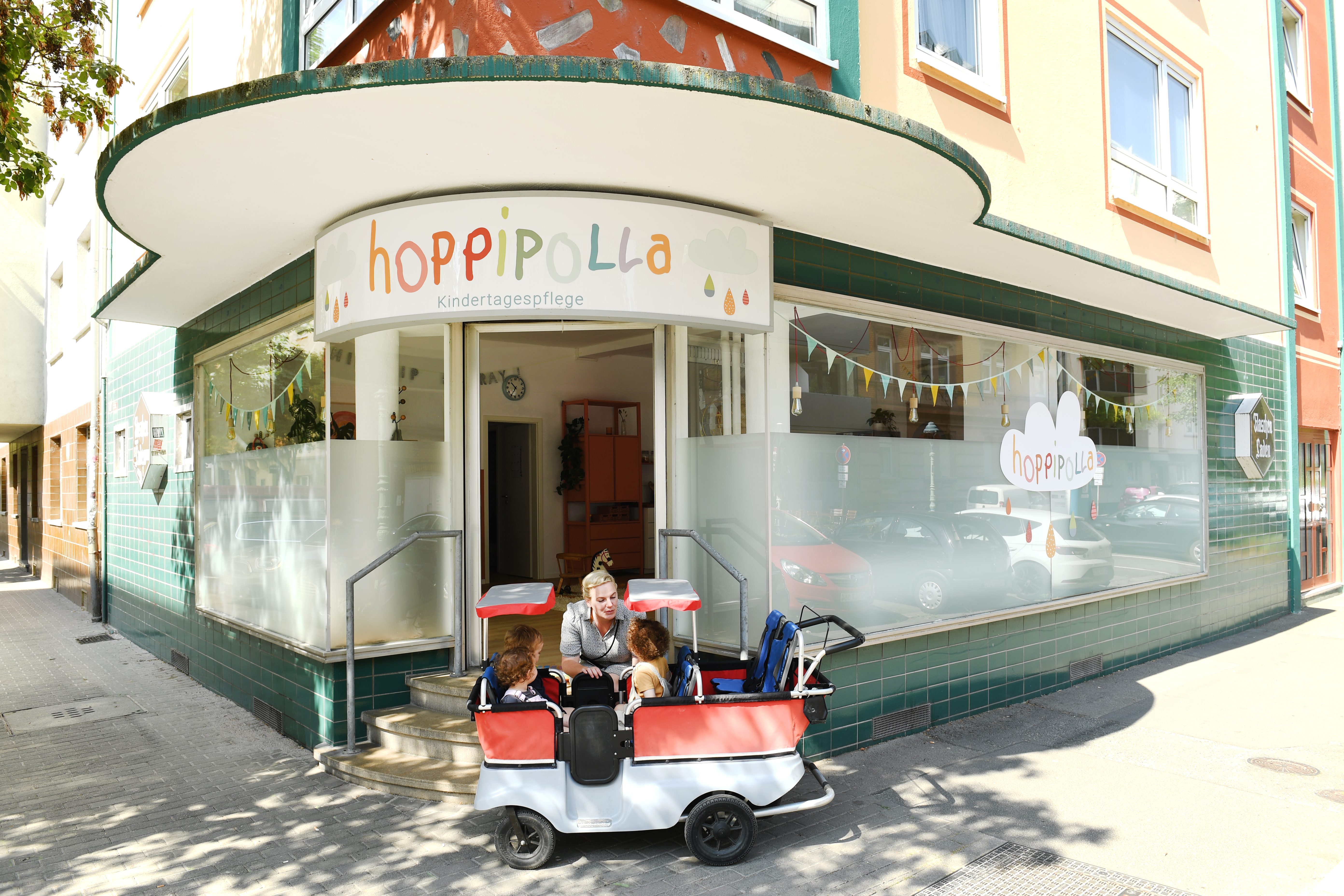 Außenansicht mit Turtlebus und Kindern