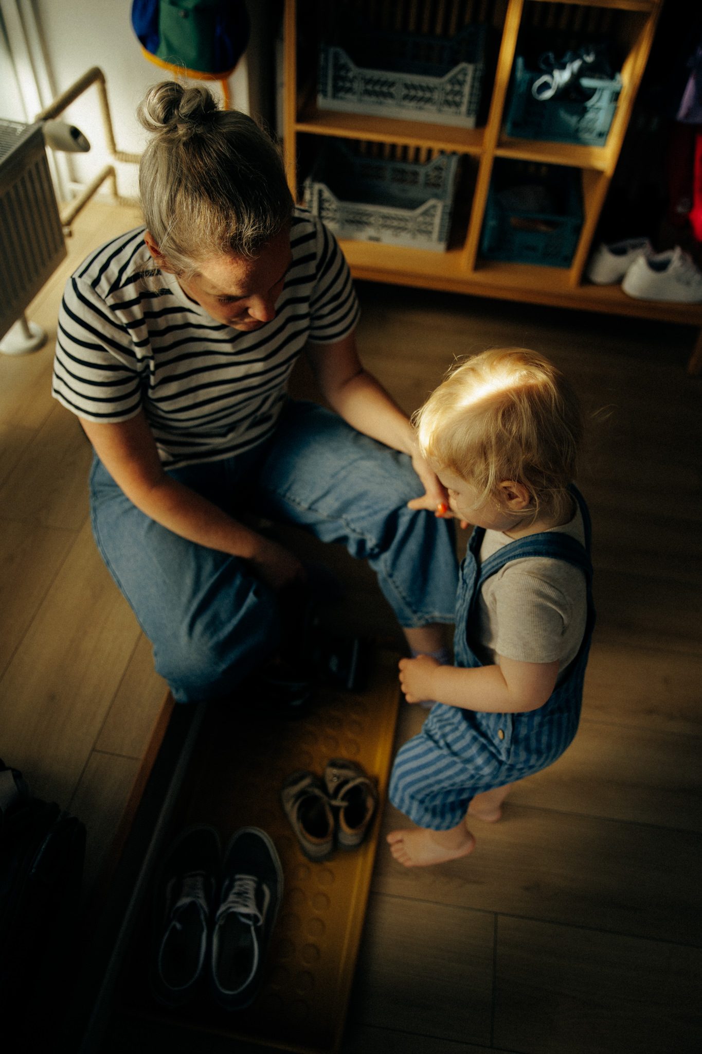 Hände beim Anziehen der Schuhe