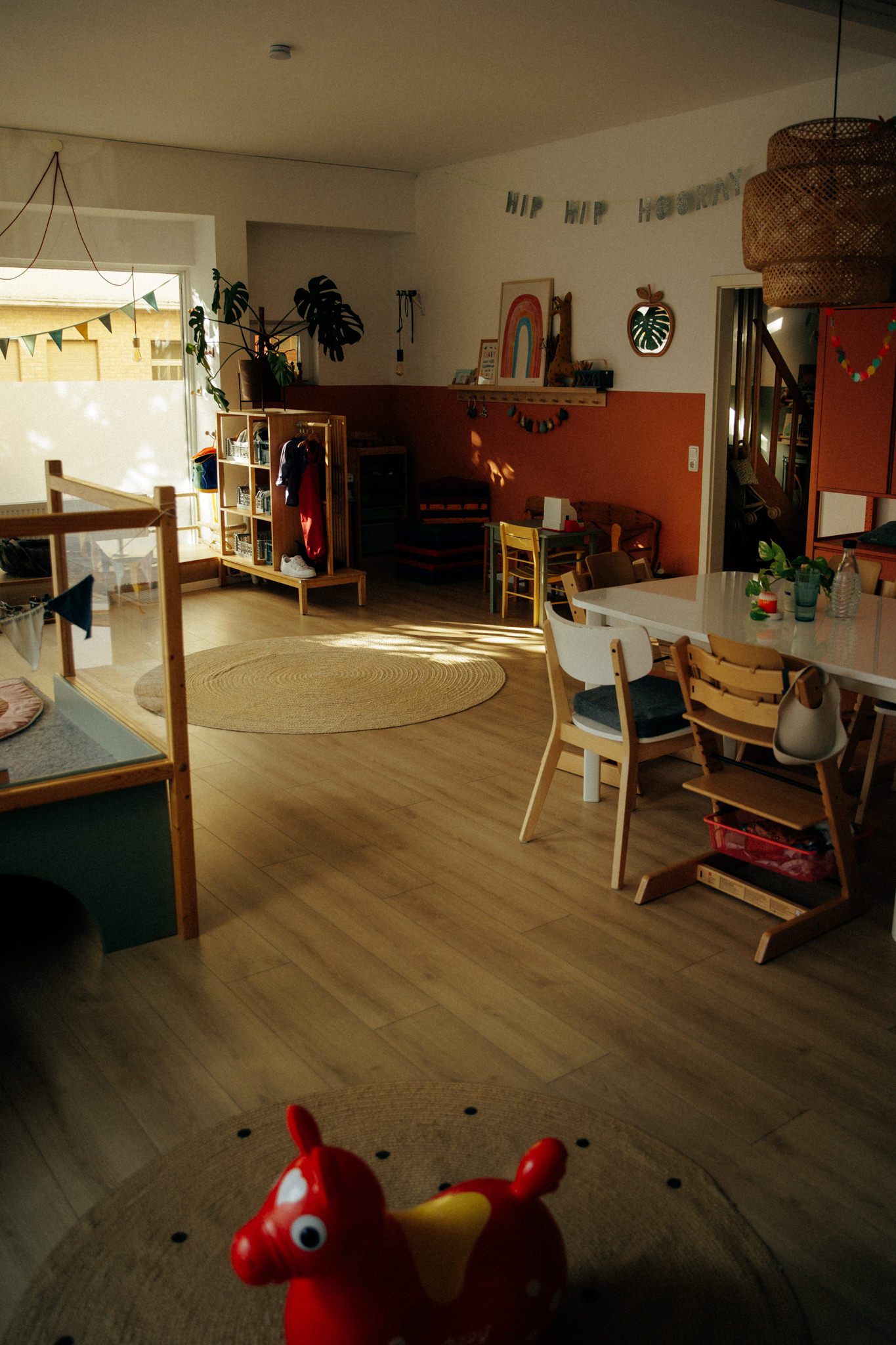 Blick in den Spielraum mit Spielpferd und Hochstühlen